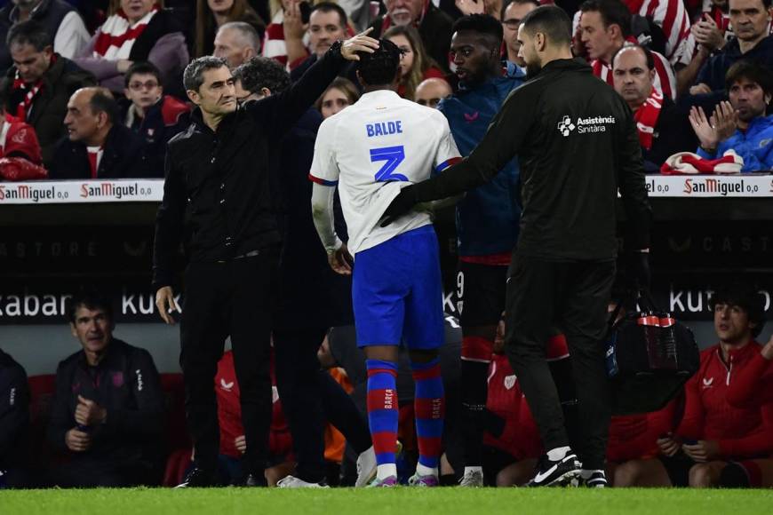 El buen gesto de Ernesto Valverde, entrenador del Athletic Club de Bilbao, consolando a Alejandro Baldé, quien salió lesionado en el Barcelona.
