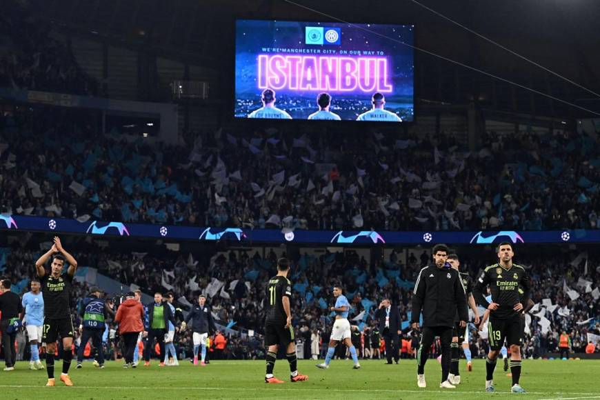 Los jugadores del Real Madrid agradecieron a los aficionados que viajaron al Etihad Stadium.