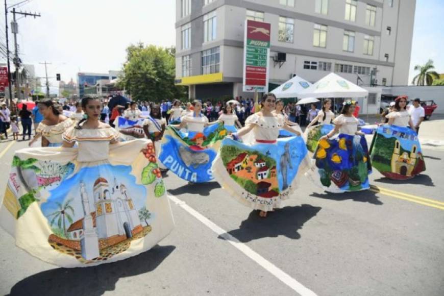 Muchos centros educativos mostraron preciosos trajes representando los 18 departamentos de Honduras.
