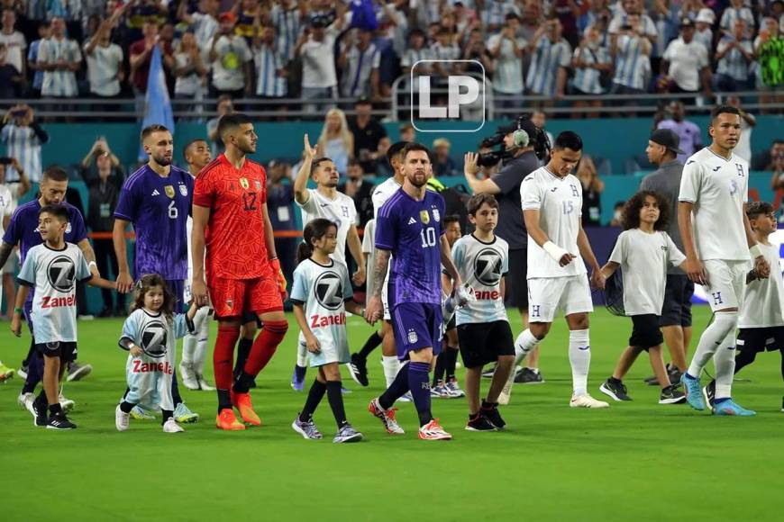 La salida al campo de los titulares de Argentina y Honduras para el inicio del partido.