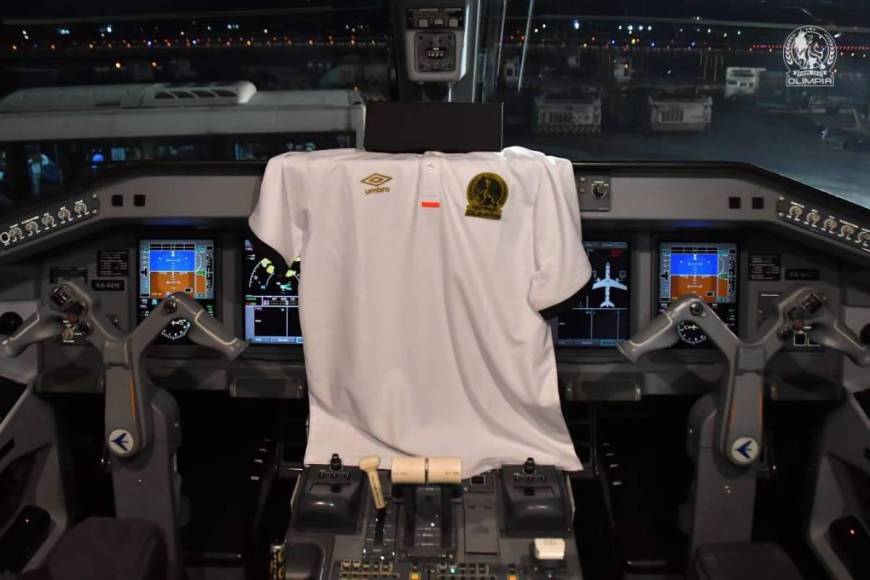 ¡El detallazo! La camisa del Olimpia ingresó a la cabina del avión y así lució al momento de ser promocionada en las redes sociales.