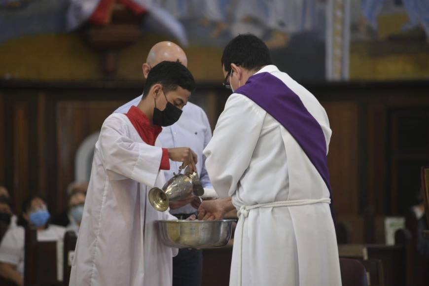 Católicos celebran Miércoles de Ceniza que marca el inicio de la Cuaresma (FOTOS)