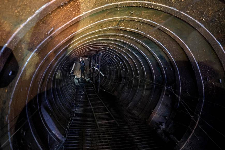 El <b>túnel</b> está equipado con sistemas de canalización, electricidad, alcantarillado, de ventilación y raíles. 