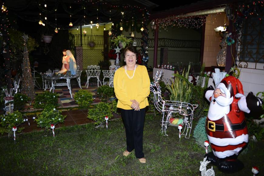 Originaria del municipio de Jesús de Otoro, María Amanda Salazar es una modista retirada de 80 años, que hace más de dos décadas inició la bonita tradición de iluminar su casa para compartir el espíritu navideño con sus vecinos de la colonia Fesitranh.