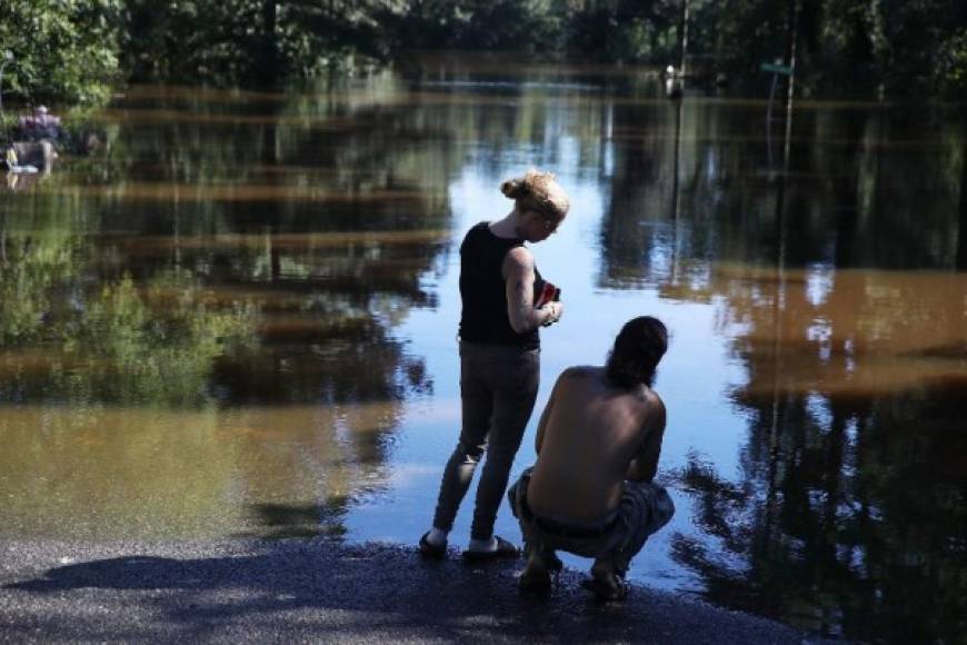 Varias comunidades han quedado aisladas en Carolina del Norte tras la inundación de varias autopistas.