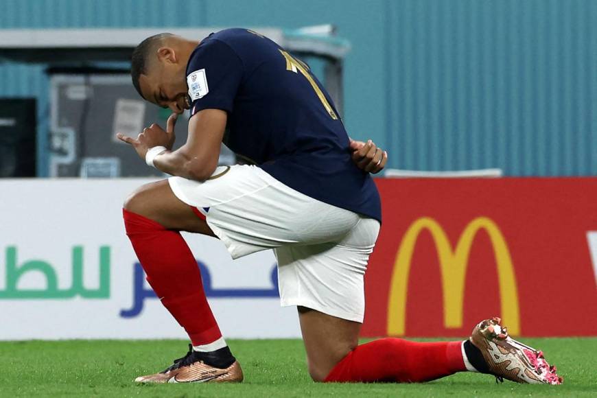 Kylian Mbappé festejando su primer gol del partido contra Dinamarca.