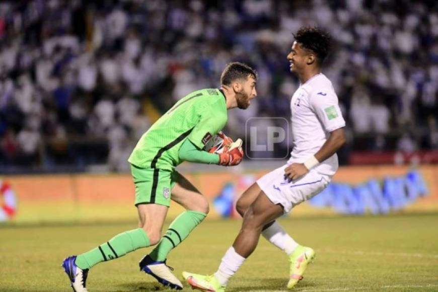 El portero estadounidense Matt Turner se quedó con el balón ante el acecho de 'Choco' Lozano.