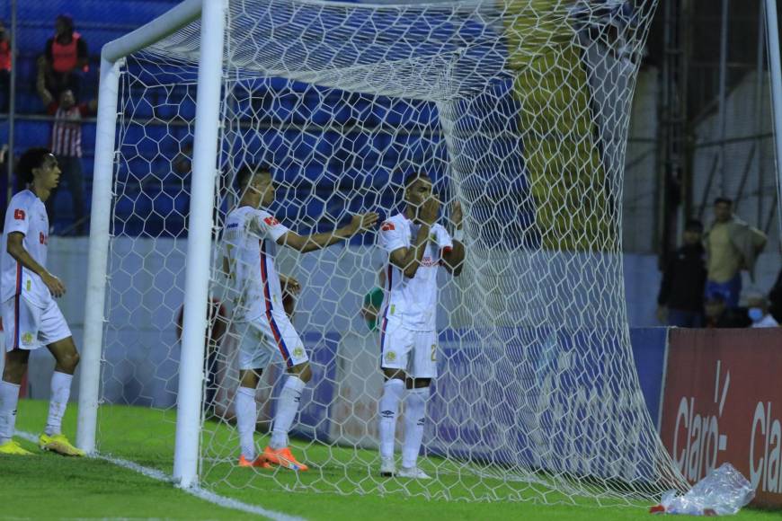 Jerry Bengtson por la vía penal se hizo presente en el marcador.