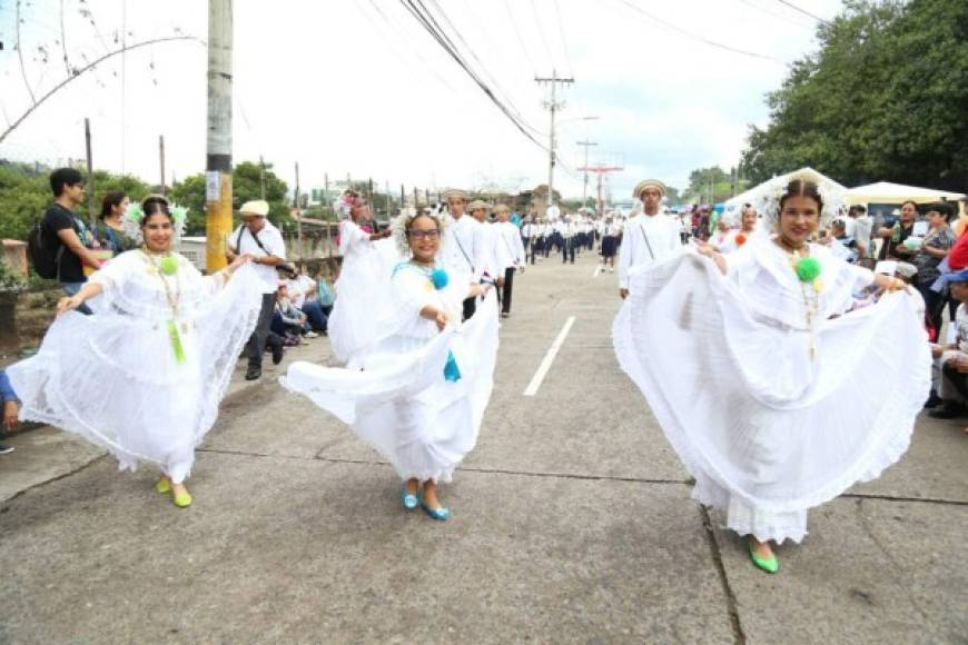 Estudiantes desfilan con la pollera de Panamá con atuendos folclóricos.