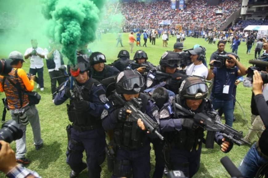 Un escuadrón de la Unidad Anti Secuestros de la Policía Nacional libera a un rehén en un simulacro realizado en el Estadio Nacional.