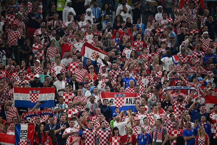 Y los de Croacia también se hicieron presentes en el duelo.