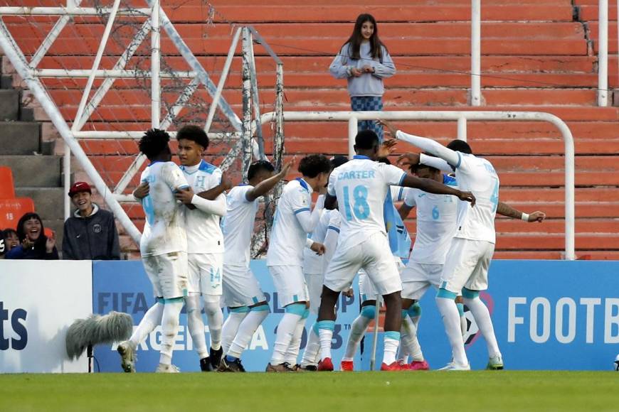 Los jugadores de la Sub-20 de Honduras festejan el gol de penal de David Ruiz.