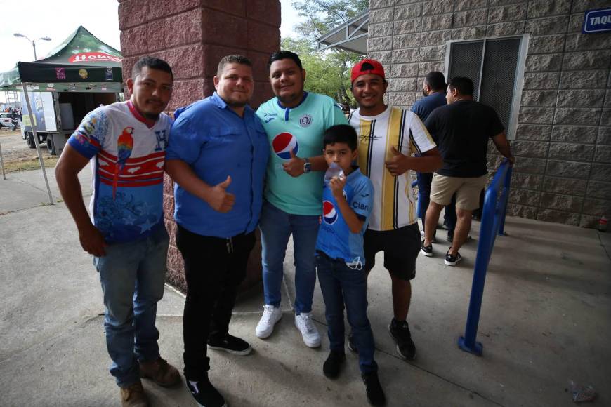 ¡Ambientazo en Choluteca! Bellas chicas enamoran en el Lobos-Motagua