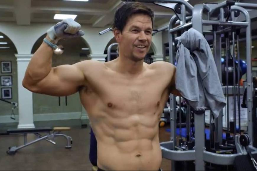 Mark Wahlberg <br/>El actor, de 48 años, continúa protagonizando múltiples filmes de acción, por ello su entrenamiento es constante, y para demostrar que no se trata de ningún arreglo hecho por la pantalla grande comparte recurrentemente sus rutinas en Instagram.<br/>