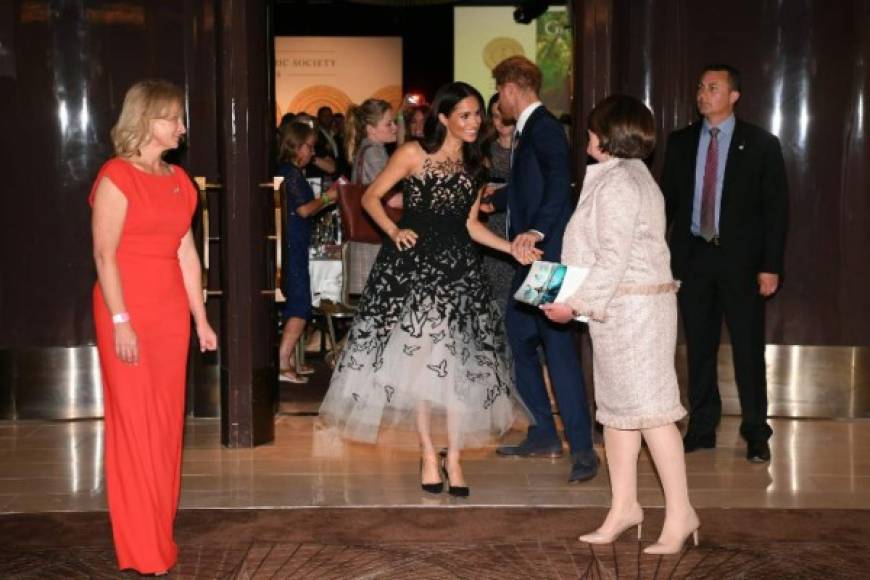La duquesa lució radiante y deslumbró tras su llega al evento en el que entregaría el premio de Conservacionista Joven del Año, por lo que el 'error garrafal' con su vestido rojo ha pasado a segundo plano.