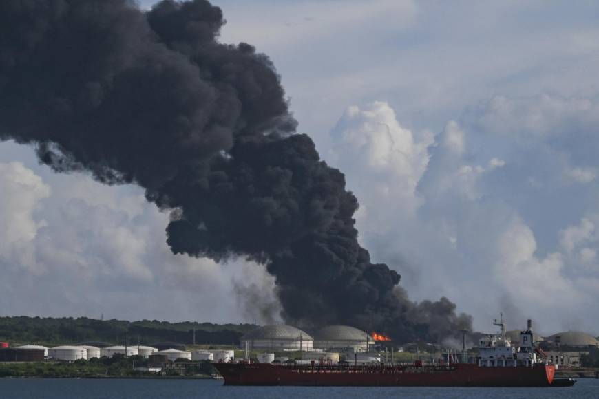 ¡Continúa activo! Las imágenes del incendio en una base de depósitos de combustible en Cuba