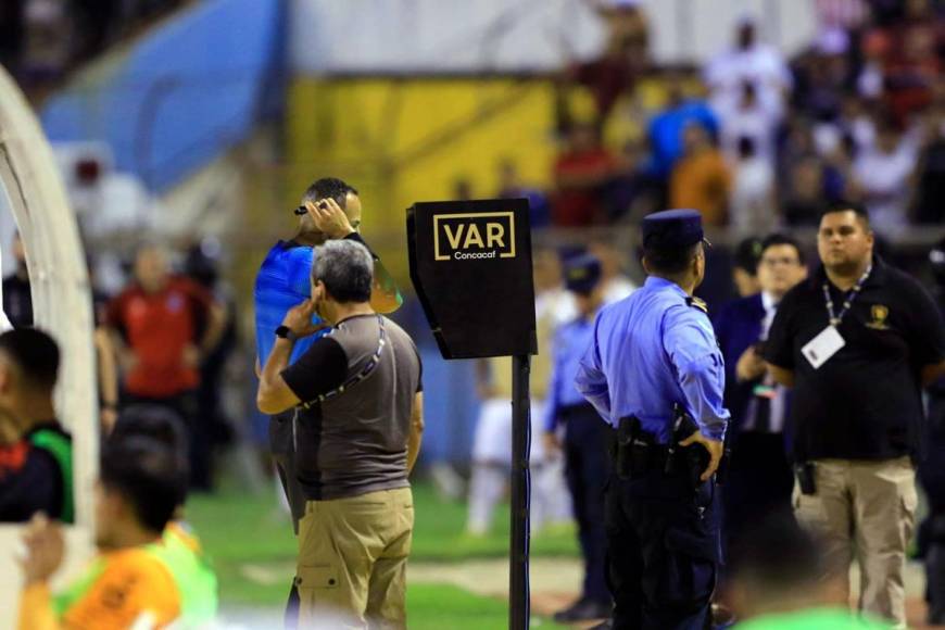 El árbitro estadounidense Ismail Elfath, de origen marroquí, se fue al VAR para revisar la jugada y pitó penal sobre Jerry Bengtson.