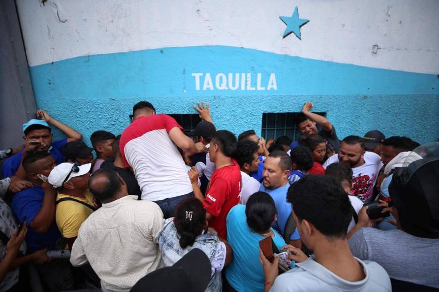 “No ha avanzado la fila, ya tengo ocho horas. Solo una vez había hecho esta fila por la Selección de Honduras, pero no por Olimpia”, dijo otro de los aficionados merengues.