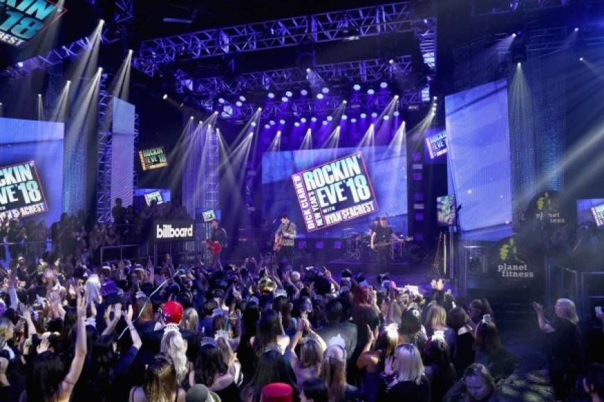 La fiesta en Times Square fue animada por cantantes, fuegos artificiales, 1.360 kg (3000 libras) de confetti y 25.000 globos y lentes luminosos.<br/>