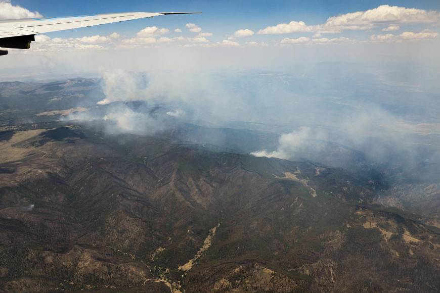 Dos fuegos, cada uno de los cuales ya recorrió más de 120.000 hectáreas, seguían ardiendo el martes en el estado de Nuevo México.