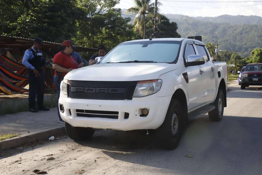 Según testigos, los ocho asesinos viajaban en dos carros, uno de ellos era una camioneta blanca Ford y un pick up, doble cabina, también de color blanco, el cual fue dejado abandonado en el bulevar que de Puerto Cortés conduce a San Pedro Sula, en el sector de Quebrada Seca, Choloma.