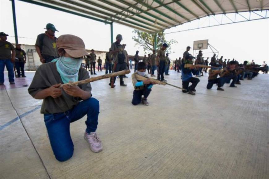 Este grupo de defensa cuenta además con más de 200 ciudadanos indígenas, quienes denunciaron haber sido abandonados por el Estado ante los ataques de Los Ardillos.
