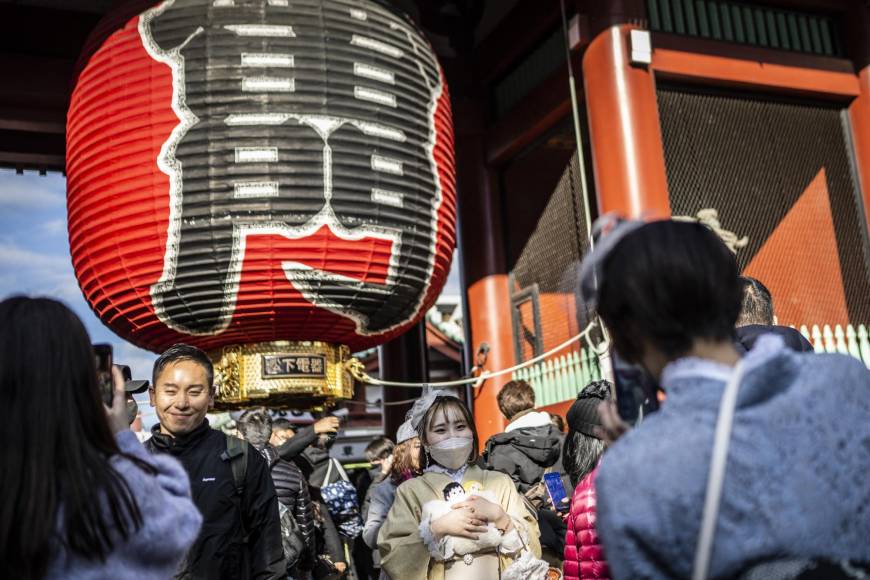 En Tokio, los templos japoneses dan la bienvenida a turistas y locales.