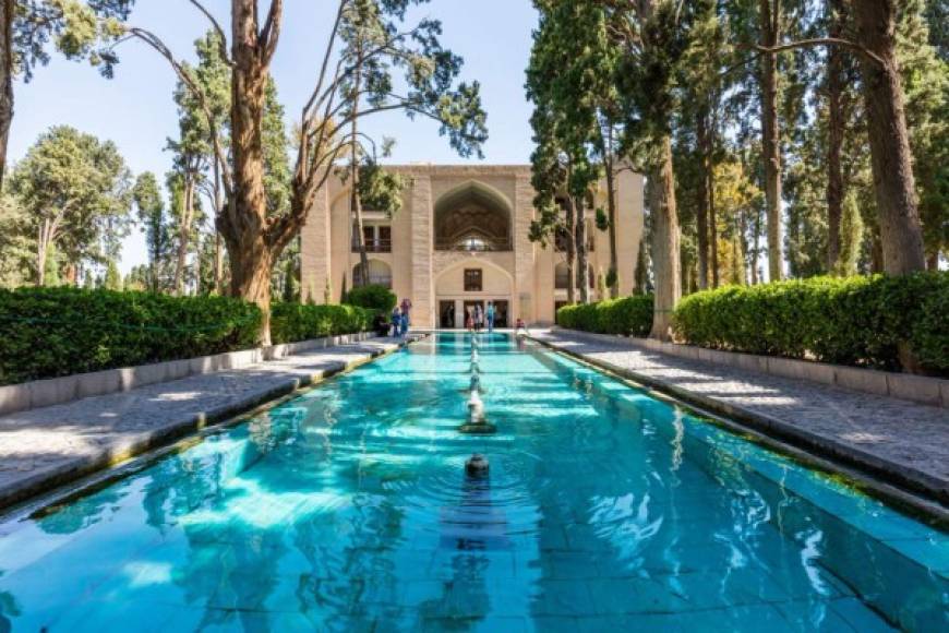 El jardín clásico persa, uno de los lugares de relajamiento más buscados por los turistas e iraníes, amantes de la naturaleza también es patrimonio histórico de Irán.