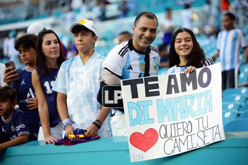 Otros aficionados llevaron pancartas para otros seleccionados argentinos como Ángel Di maría.