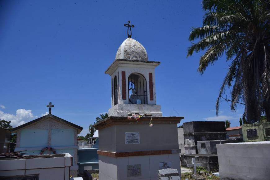 En el cementerio del barrio Mejía también están sepultados los restos del primer alcalde del municipio de La Ceiba, Mariano Guiraud, de origen francés. Falleció en 1932 a la edad de 76 años. Ha sido el alcalde más joven que ha tenido La Ceiba, asumió con tan solo 18 años de edad. 