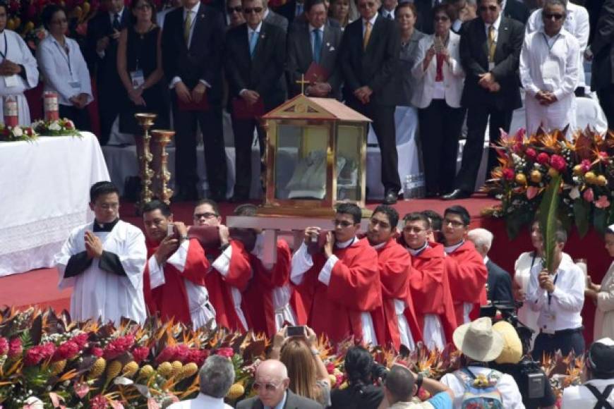 Oscar Arnulfo Romero, símbolo de una iglesia identificada con los pobres, fue proclamado beato este sábado en una masiva ceremonia en la capital de su país, a 35 años de su muerte. Foto AFP.