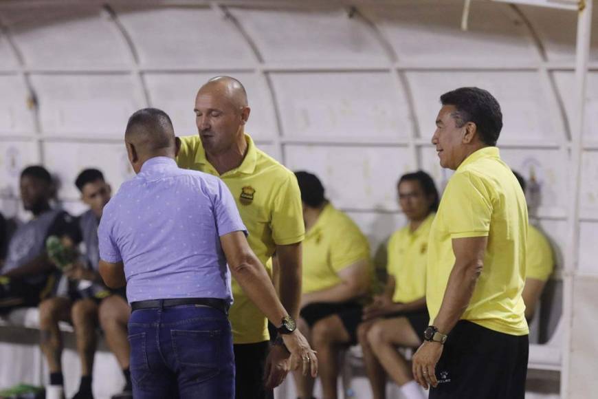 El saludo entre Julio ‘Palomo‘ Rodríguez y Humberto Rivera, entrenador del Olancho FC, antes del partido.