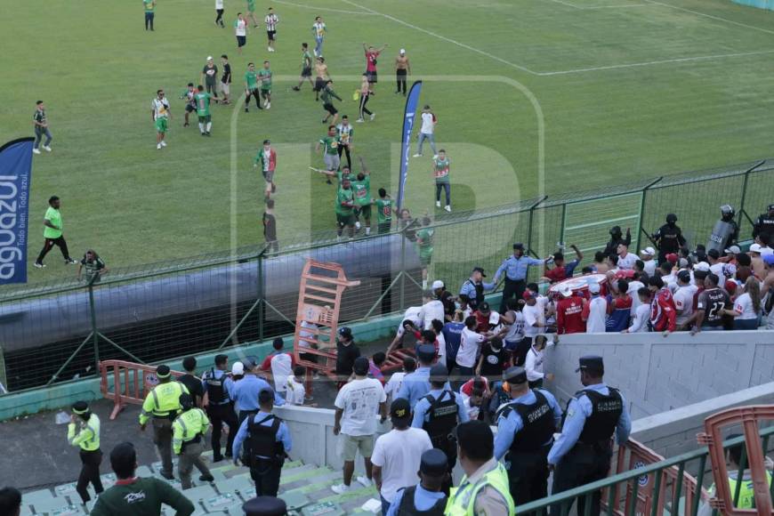 La Policía Nacional evitó que las barras del Marathón y Olimpia se enfrentarán dentro del recinto deportivo.
