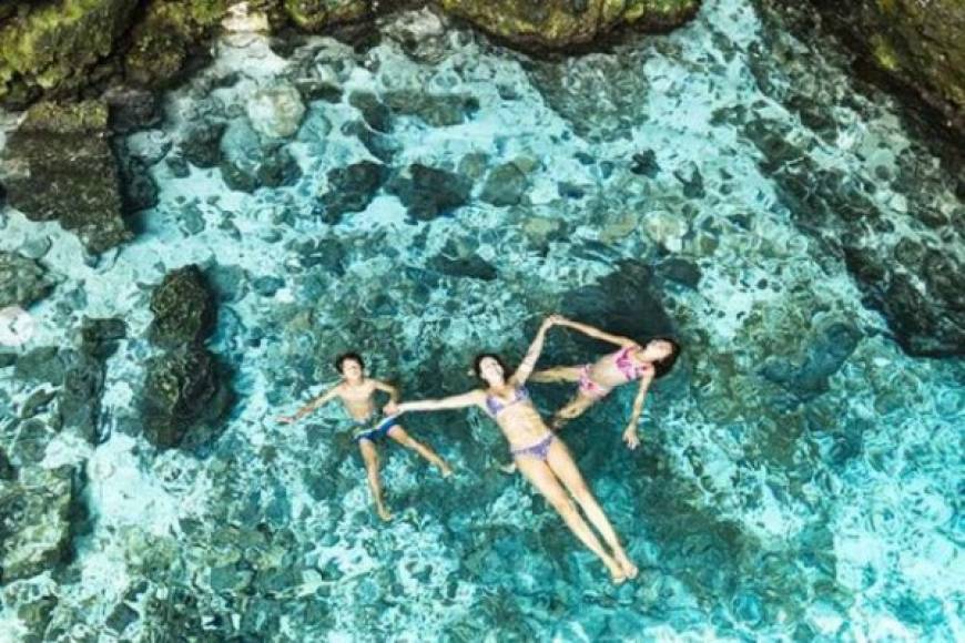 'Hoyo Azul' en Punta Cana escribió junto a las bonias fotos en donde se aprecia el agua cristalina.