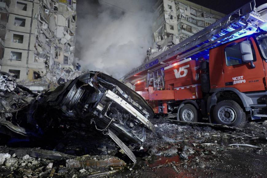 Al menos 20 personas murieron en el bombardeo ruso de un edificio el sábado en <b>Dnipró</b>, este de Ucrania, según un nuevo balance comunicado por el jefe de la administración militar de la región de Dnipropetrovsk, Valentyn Reznichenko.