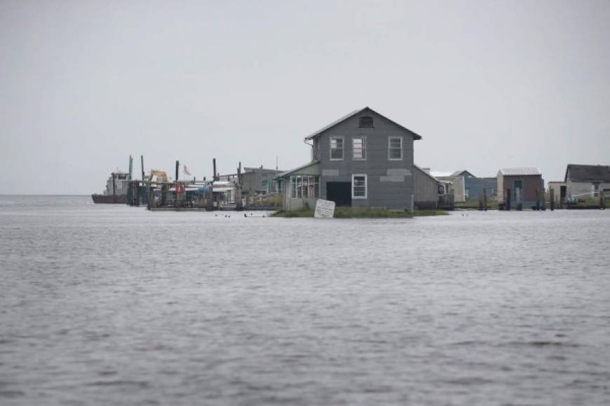 Por su parte, el gobernador de Luisiana, John Bel Edwards, reiteró en Twitter su llamamiento a extremar la precaución: 'Conforme Barry se mueve por el estado, todavía tenemos varias horas por delante de lluvia, tornados y clima severo', dijo Edwards, quien agregó que aún hay 90,000 usuarios sin corriente eléctrica en sus casas.