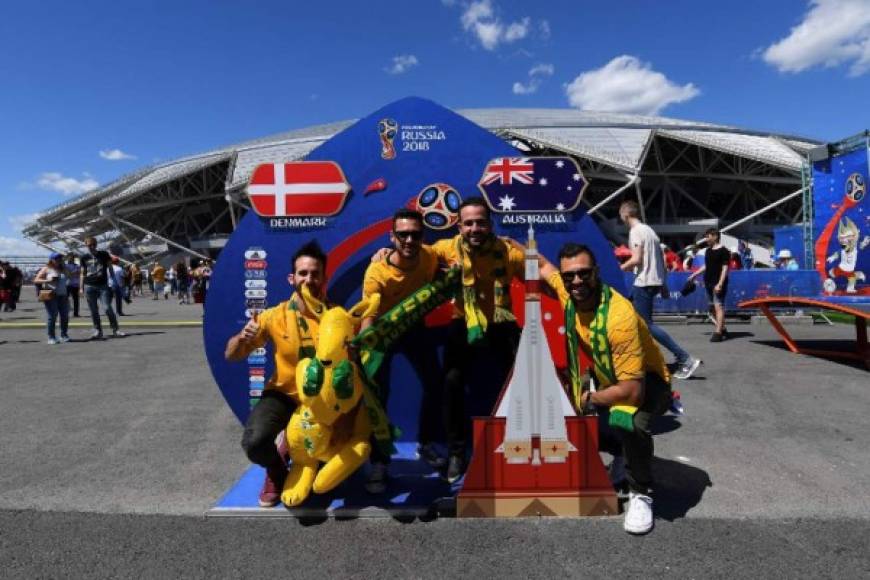 Este grupo de australianos se tomaron la foto del recuerdo antes del juego contra Dinamarca.