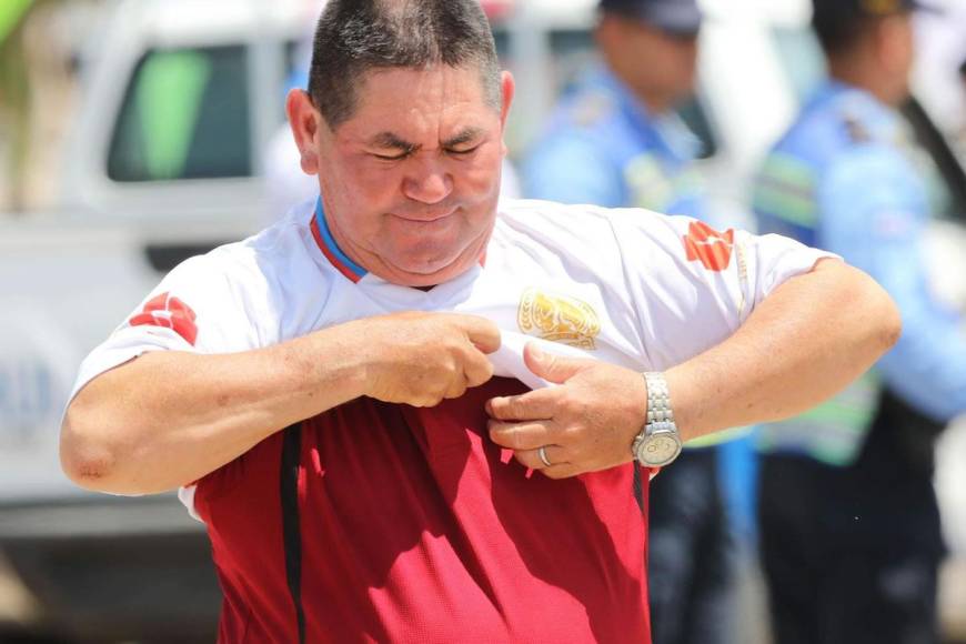 Este aficionado del Olimpia poniéndose su camiseta para entrar al estadio del Olancho.