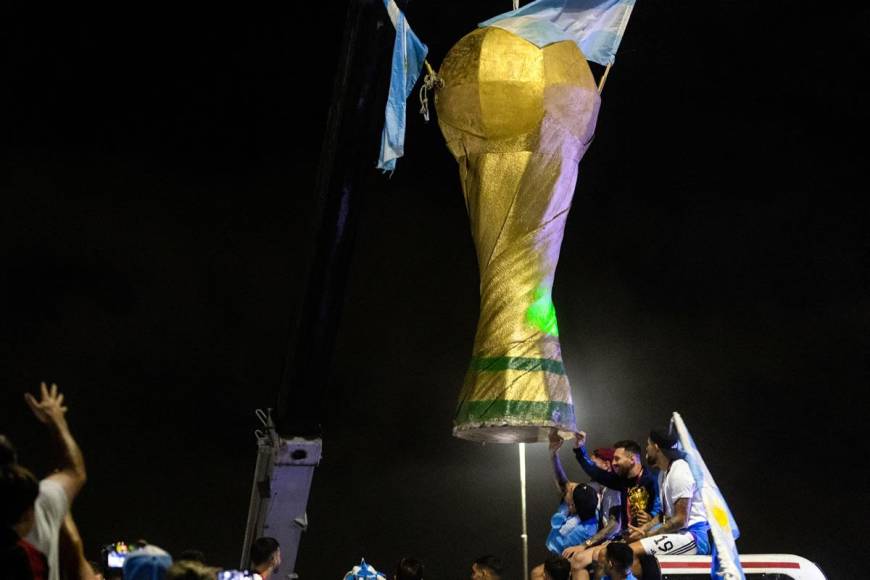 Los jugadores argentinos alzaron una gigante Copa del Mundo en la caravana.