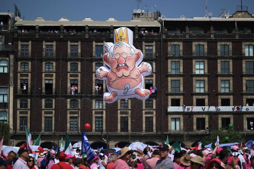 Un gigantesco globo que mostraba al presidente Andrés Manuel López Obrador como bebé sobrevoló la Plancha del Zócalo capitalino durante la concentración.