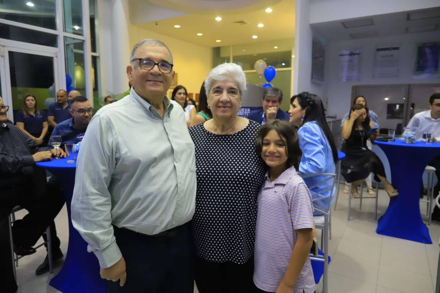 Antonio y Janette Sansur junto a Fernando Saade