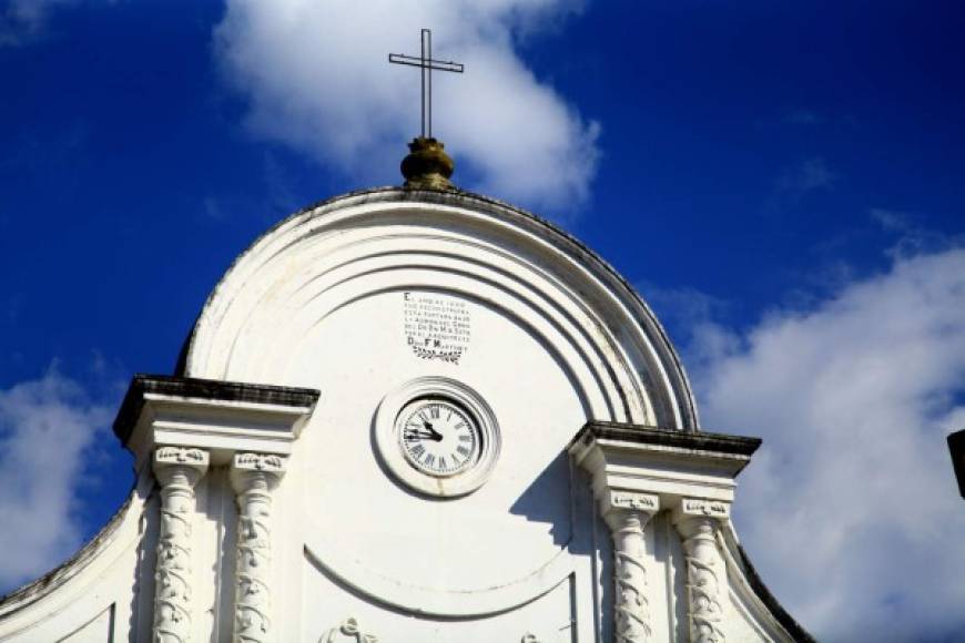 Impresionante, así es el reloj de la iglesia de Santa Rosa de Copán en el occidente de Honduras.