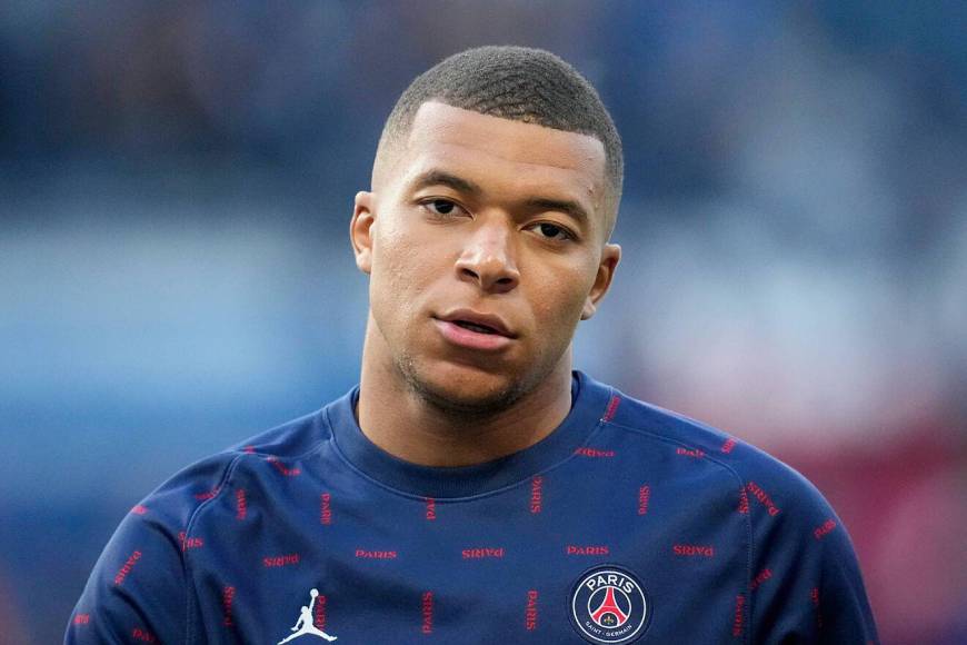 Kylian Mbappé es el centrodelantero del PSG y en esa posición no se encuentra a gusto. Su puesto es como extremo y la ocupa Neymar, por tal razón no quiere que el brasileño siga en el equipo.