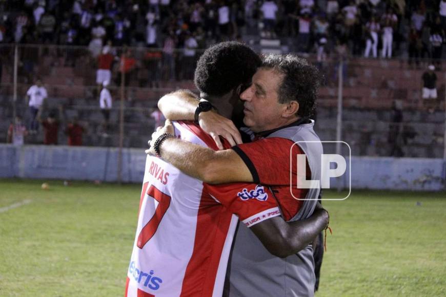 El entrenador del Vida, Fernando Mira, le dio tremendo abrazo a Elison Rivas, autor del gol del triunfo ante el Victoria.