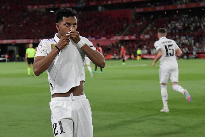 La celebración de Rodrygo Goes tras marcar el 1-0 del Real Madrid en la final de la Copa del Rey.La celebración de Rodrygo Goes tras marcar el 1-0 del Real Madrid en la final de la Copa del Rey.La celebración de Rodrygo Goes tras marcar el 1-0 del Real Madrid en la final de la Copa del Rey.