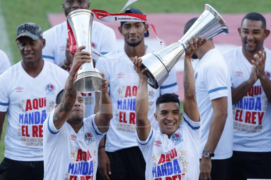 Momento en donde Germán Mejía y Michaell Chirinos alzaban las Ligas Concacaf.