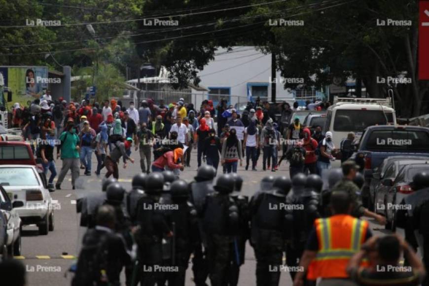Los manifestantes mientras lanzaban piedras en las afueras del aeropuerto internacional Toncontín.