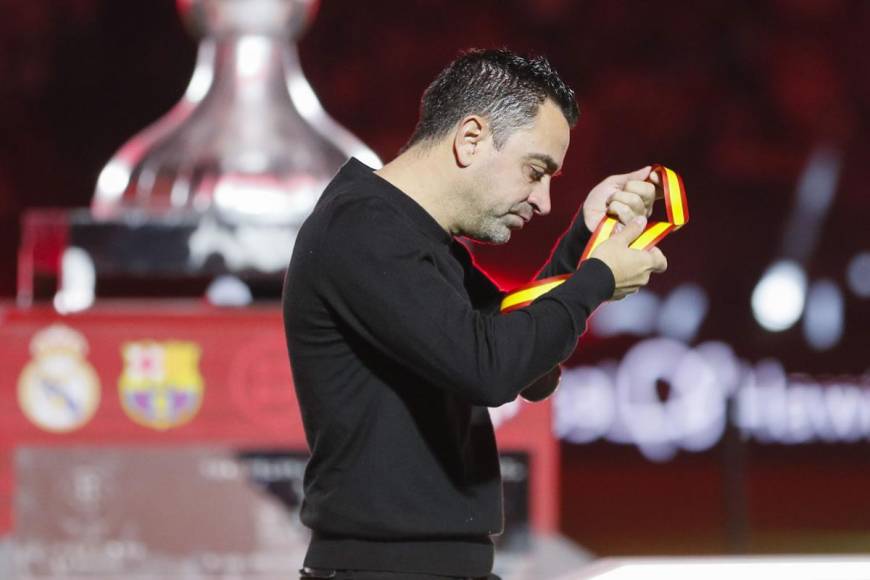 Xavi Hernández no dio el ejemplo. El entrenador del Barcelona se quitó la medalla de segundo tras perder la final de la Supercopa de España contra el Real Madrid.