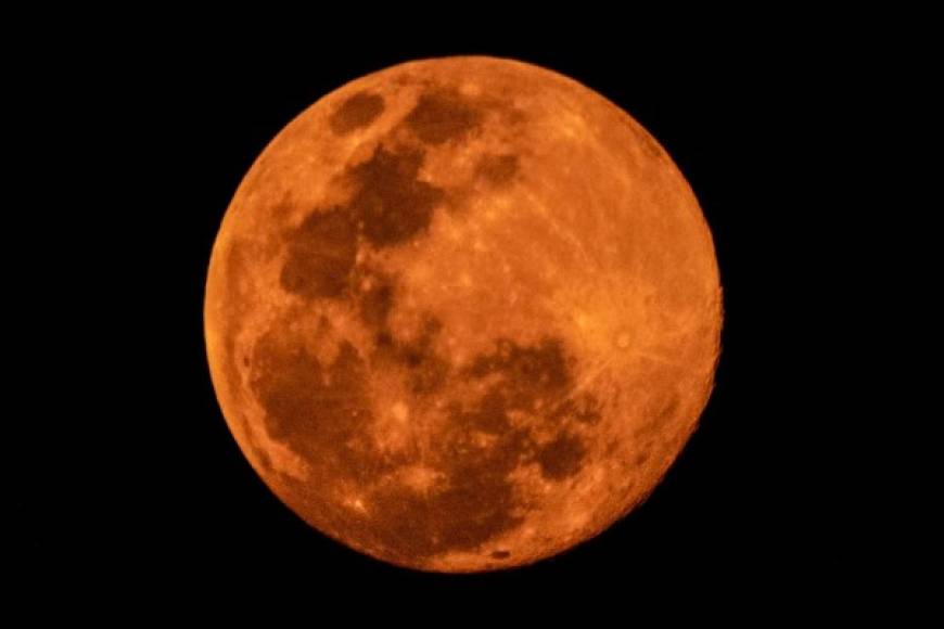 La superluna esta noche se produce si la Luna llena sucede cerca del perigeo lunar, de tal manera que su tamaño y brillo aparentes aumentan un 12% y un 29%, respectivamente, con respecto al apogeo. AFP