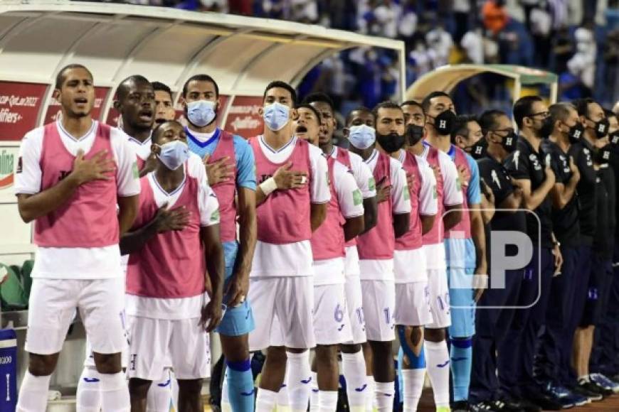 Los suplentes también cantaron el himno nacional de Honduras.